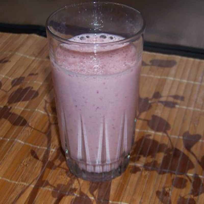 strawberry-almond-milk-shake-low-carb-yum