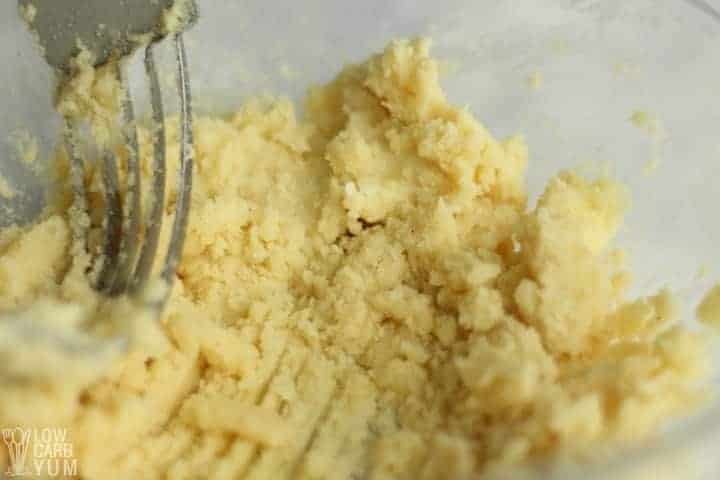 Cutting into the crust dough