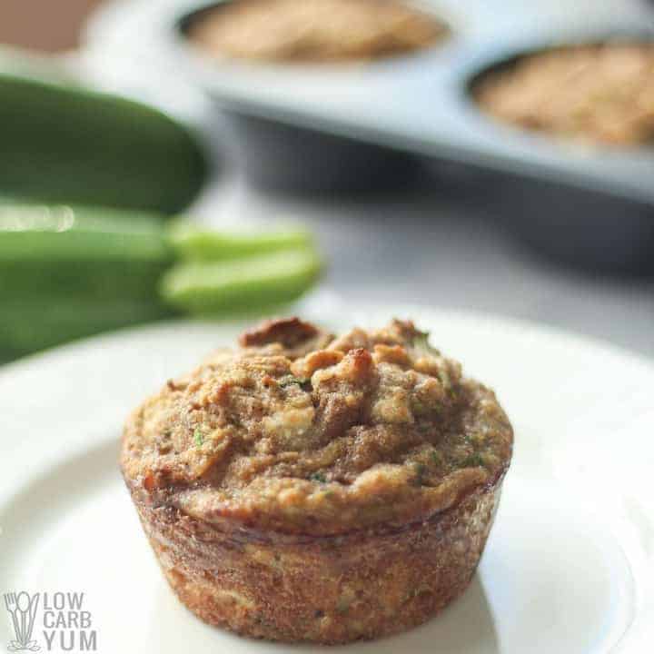 Muffins de calabacín paleo de harina de coco baja en carbohidratos en sartén y plato