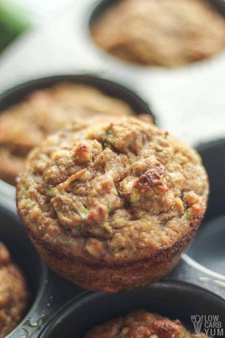 primer plano de muffin de calabacín con harina de coco