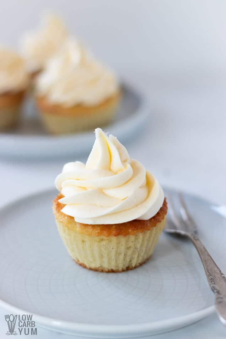 serving low carb keto cupcakes