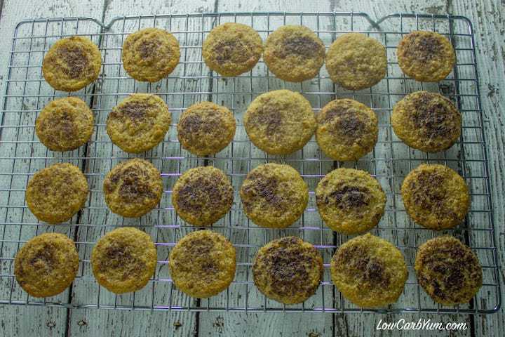 cooking tiramisu whoopie pies cookies on rack