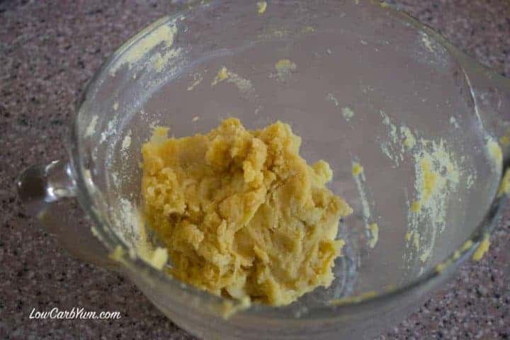 Making low carb pizza recipe with Fat Head dough