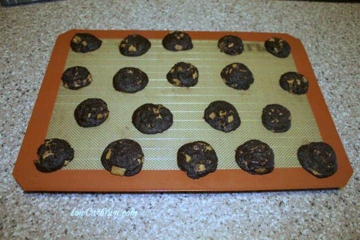 baked sugar free low carb chocolate cookies