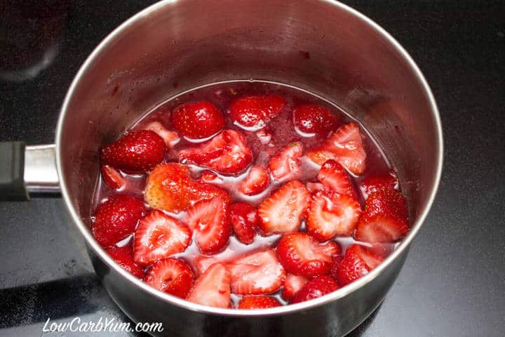 Fresas y edulcorante en la olla