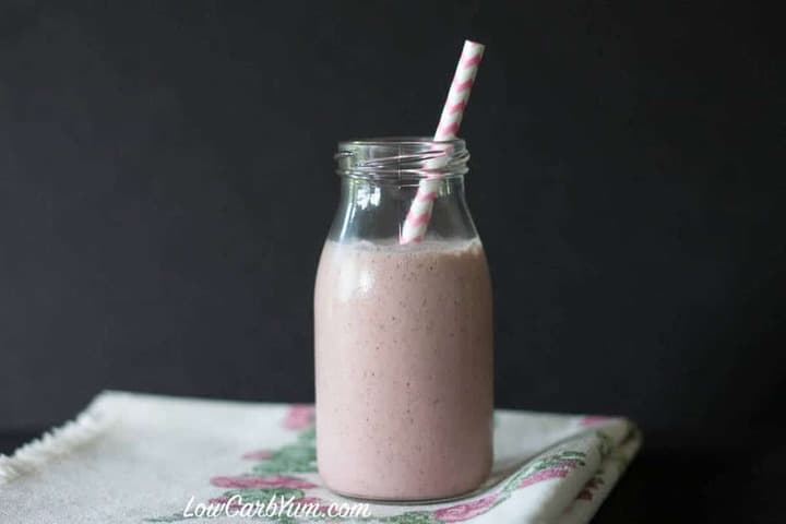  Smoothie au lait de coco à la fraise faible en glucides