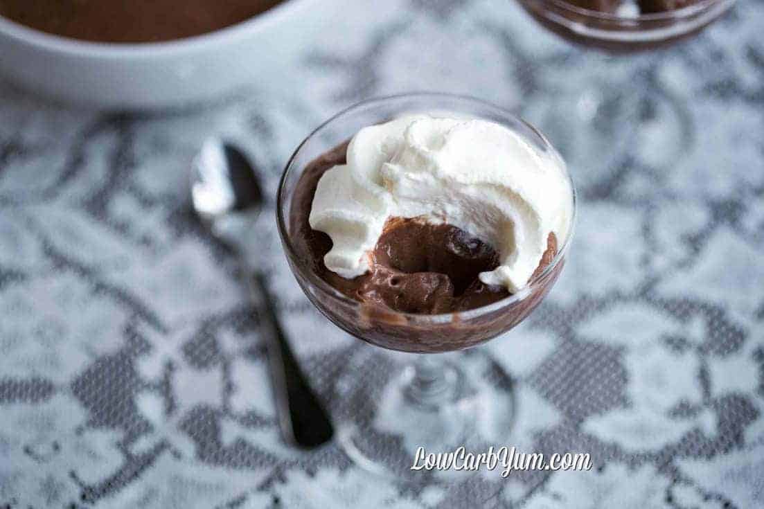 falta un trozo de pudín de chocolate en el plato