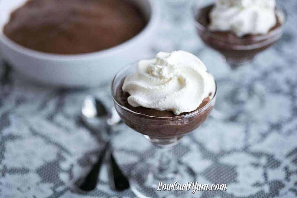 serveren van de chocoladepudding met slagroom