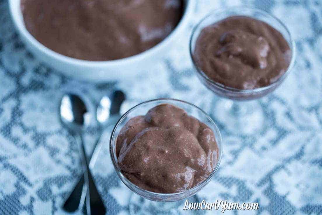 het serveren van de keto chocoladepudding