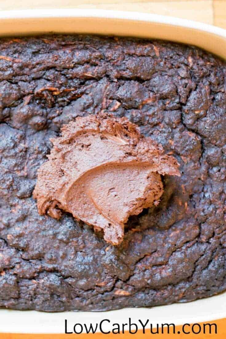 cobertura de manteiga de chocolate com baixo teor de hidratos de carbono no bolo de chocolate