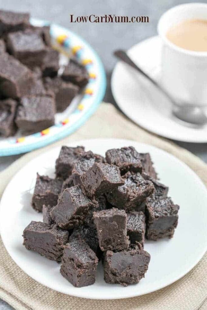 Cream cheese dark chocolate keto fudge