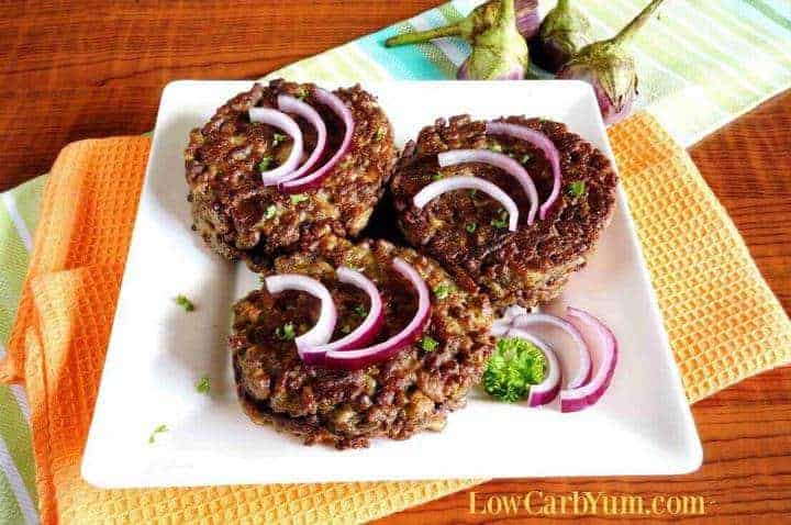 aubergine burgers op bord