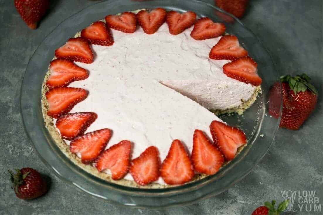 Simple strawberry mousse pie