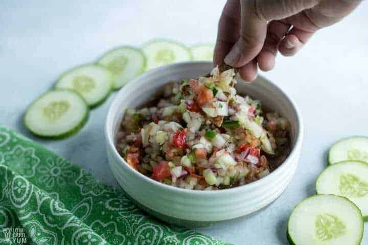 Sosteniendo un chip con salsa en él