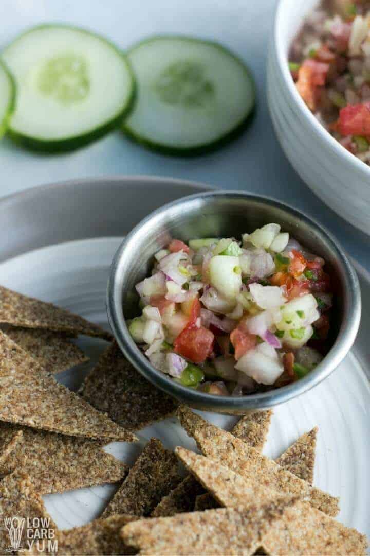 salsa de concombre avec des chips à faible teneur en glucides