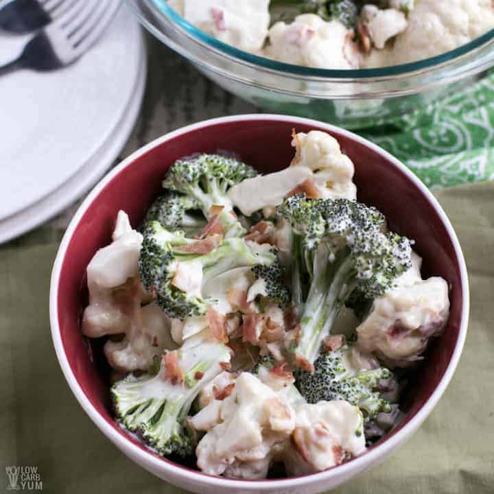 Piccola ciotola di Amish broccoli cavolfiore insalata ricetta