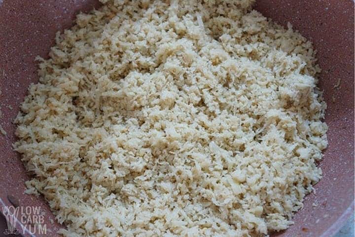 Frying cauliflower rice and garlic