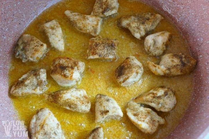 poulet cuit dans du beurre fondu