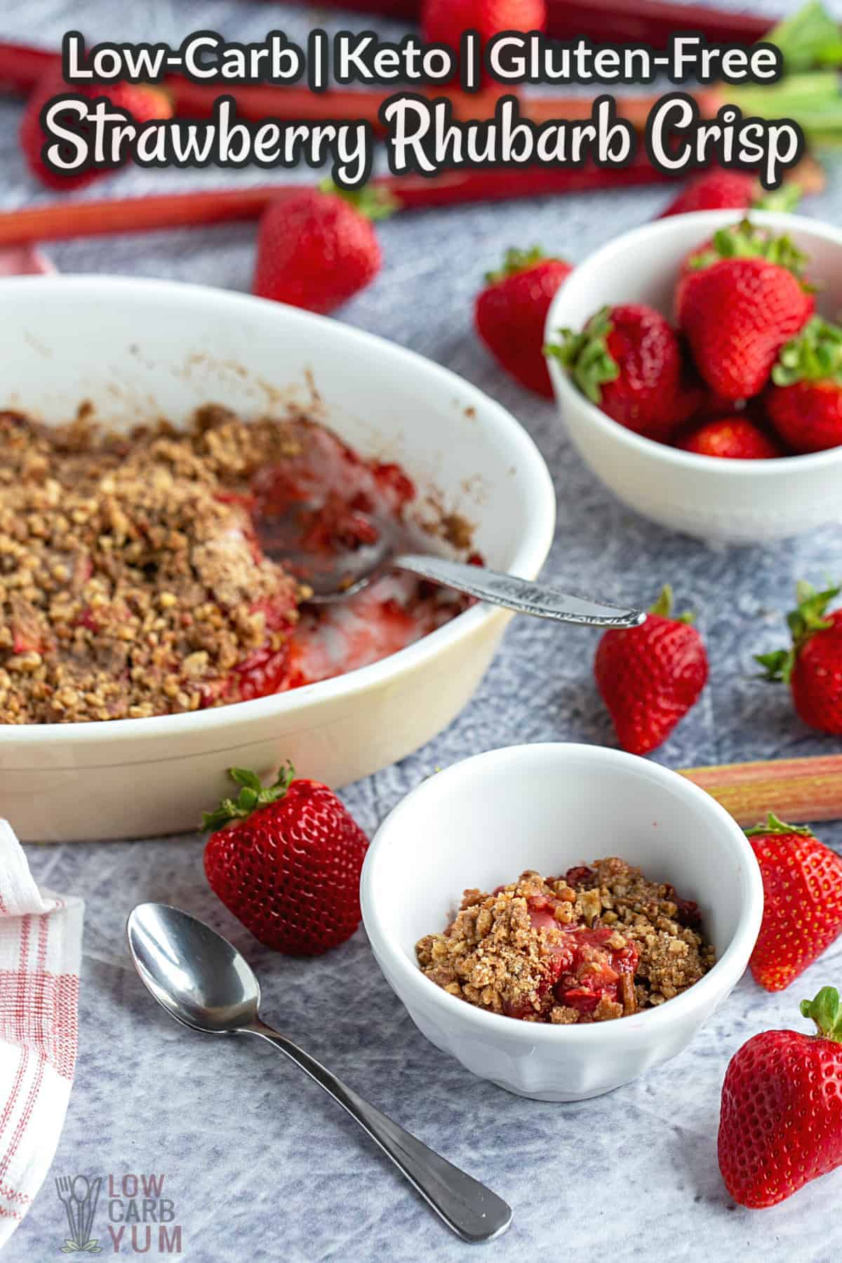 strawberry rhubarb crisp with text overlay.