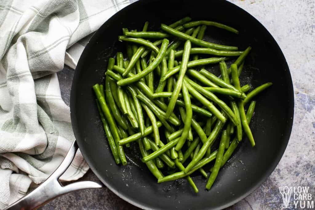 cooking green beans in pan