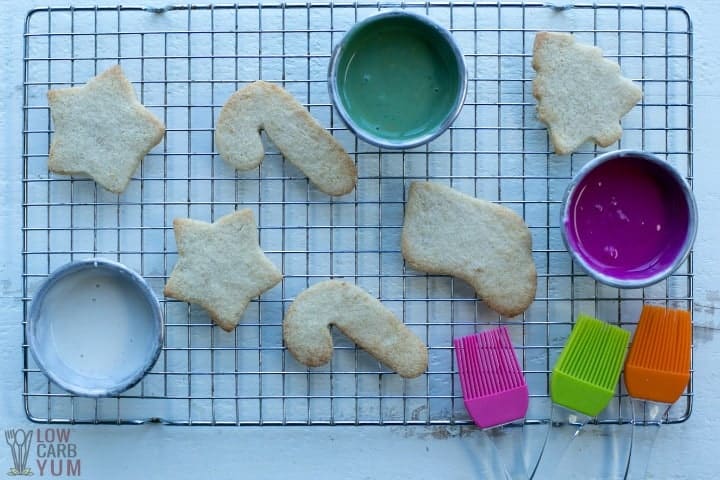 icing cookies