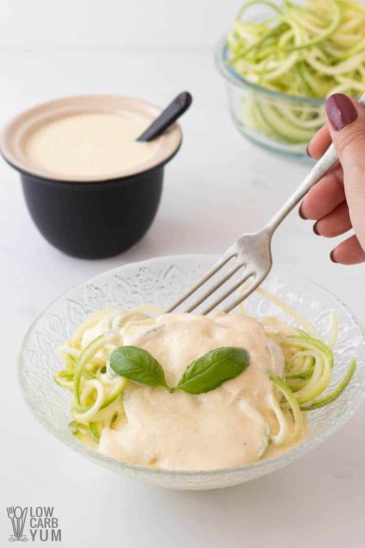 low carb alfredo sauce over zoodles