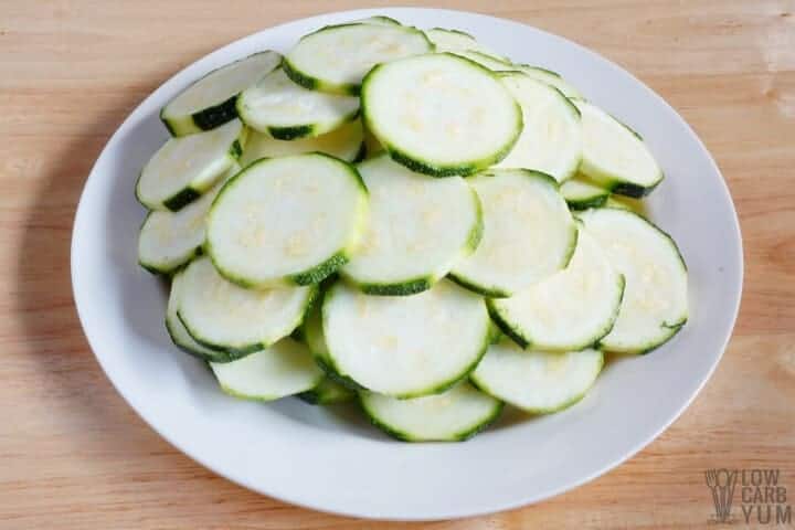 sliced zucchini on plate