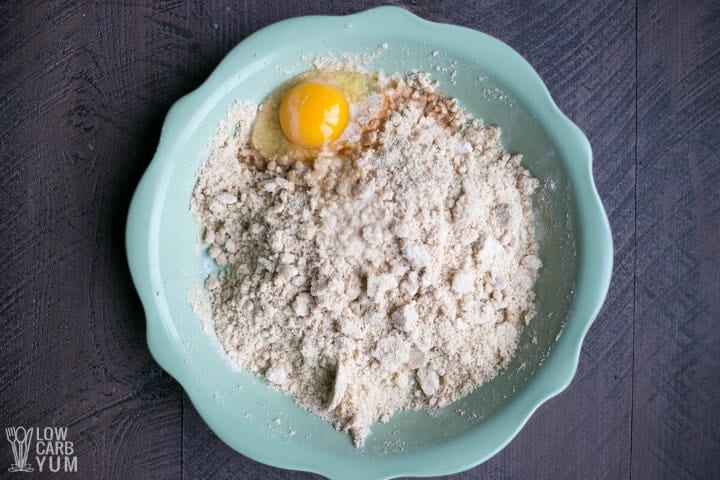crust ingredients in pie pan