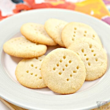 gluten free keto shortbread cookies in circle on plate