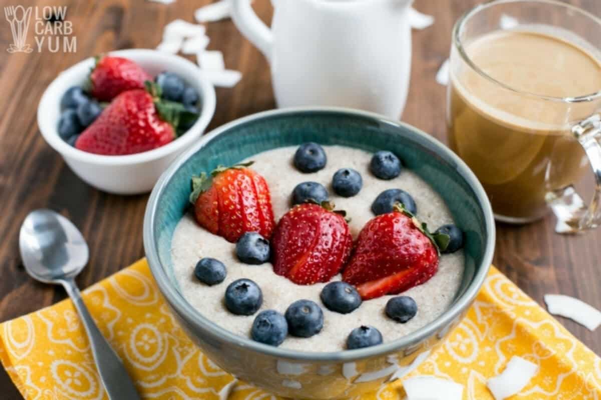 porridge di farina di cocco condita con frutti di bosco in una ciotola