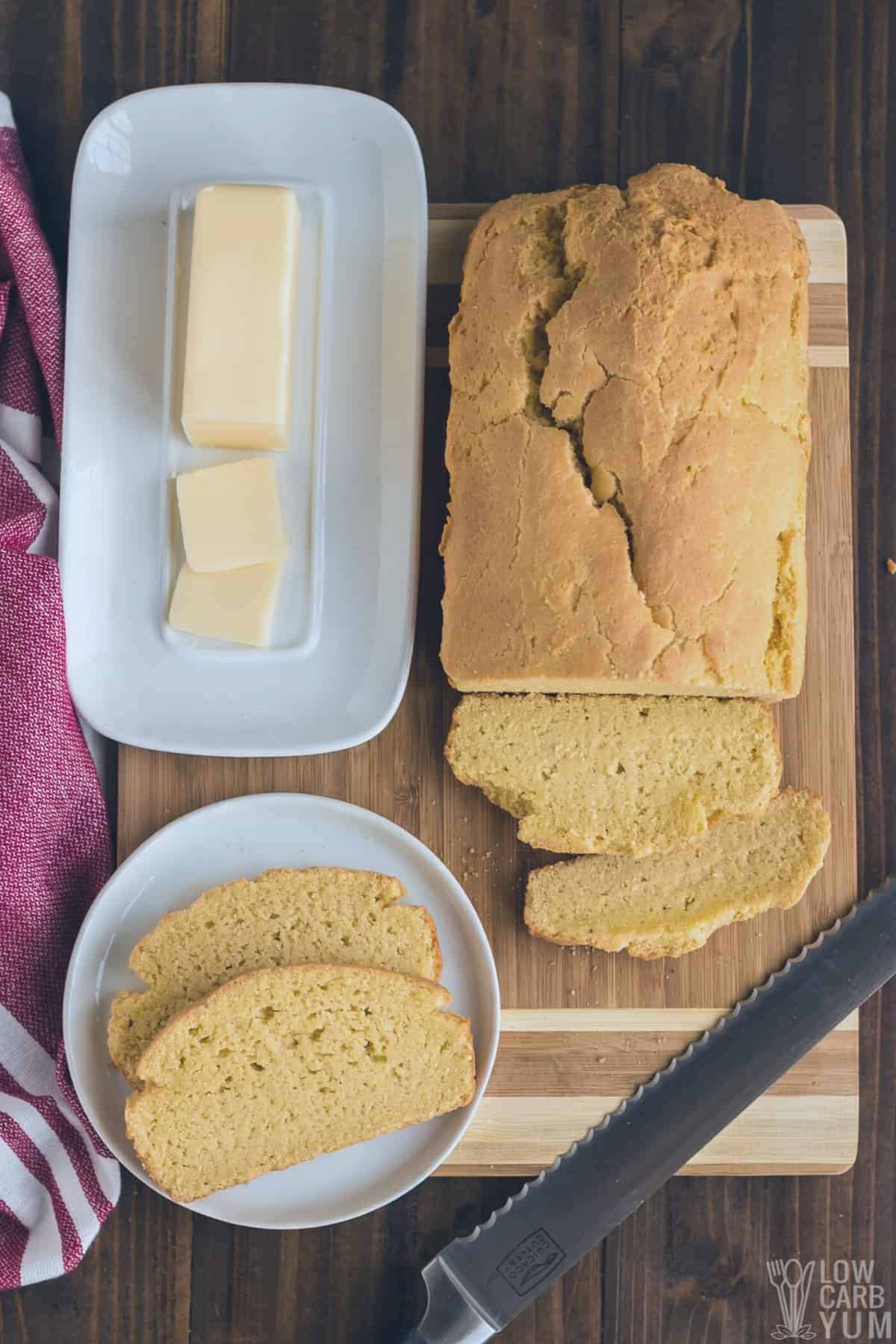 pane veloce keto low carb affettato su un tagliere e un piccolo piatto bianco