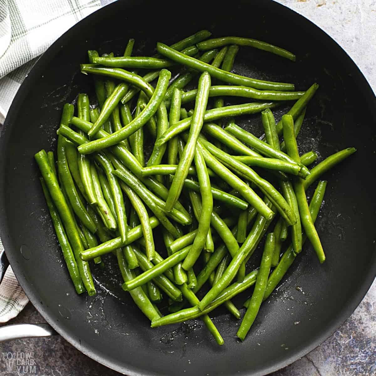 green beans in skillet