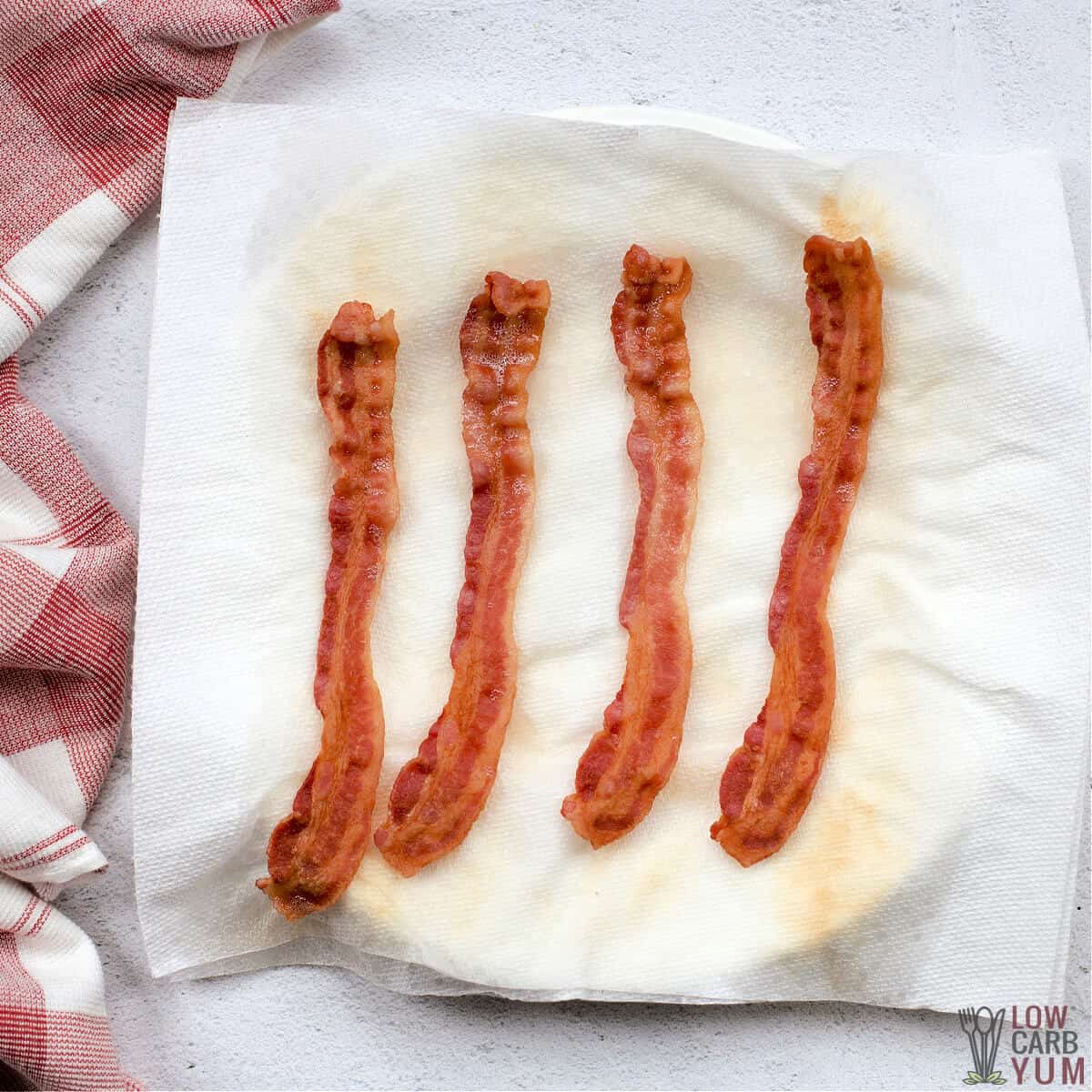 bacon cooked in microwave on paper towel lined plate
