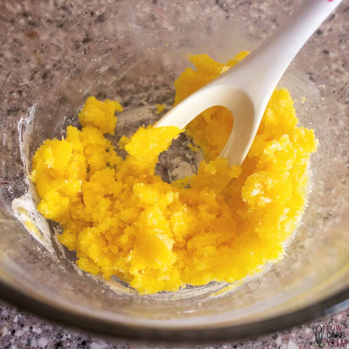 egg yolk and sweetener mixture in bowl.