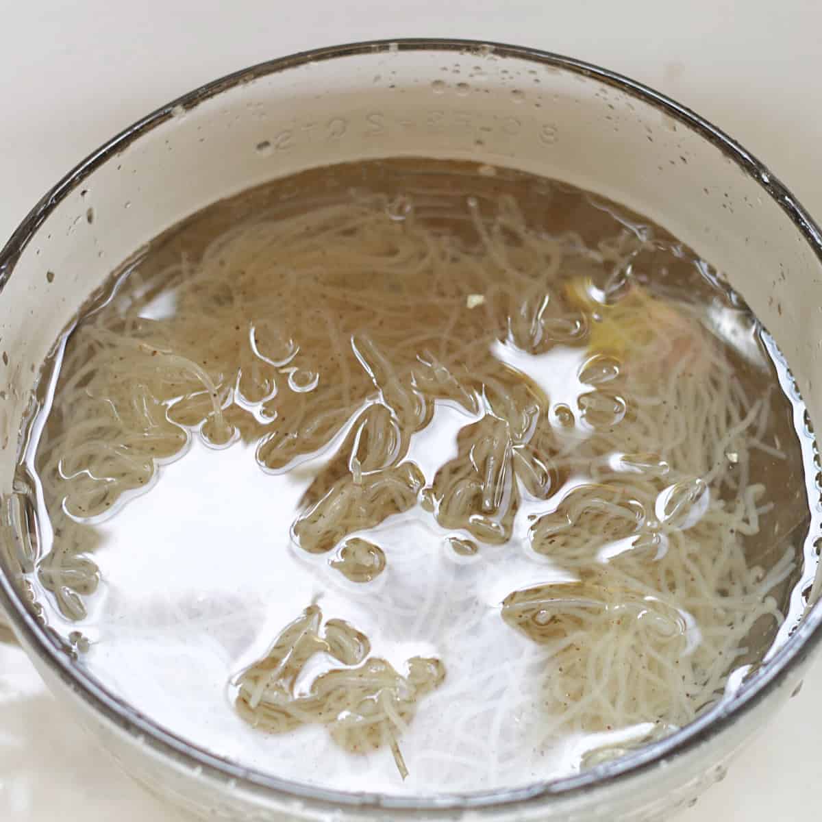 Einweichen der Kelp-Nudeln in Wasser.