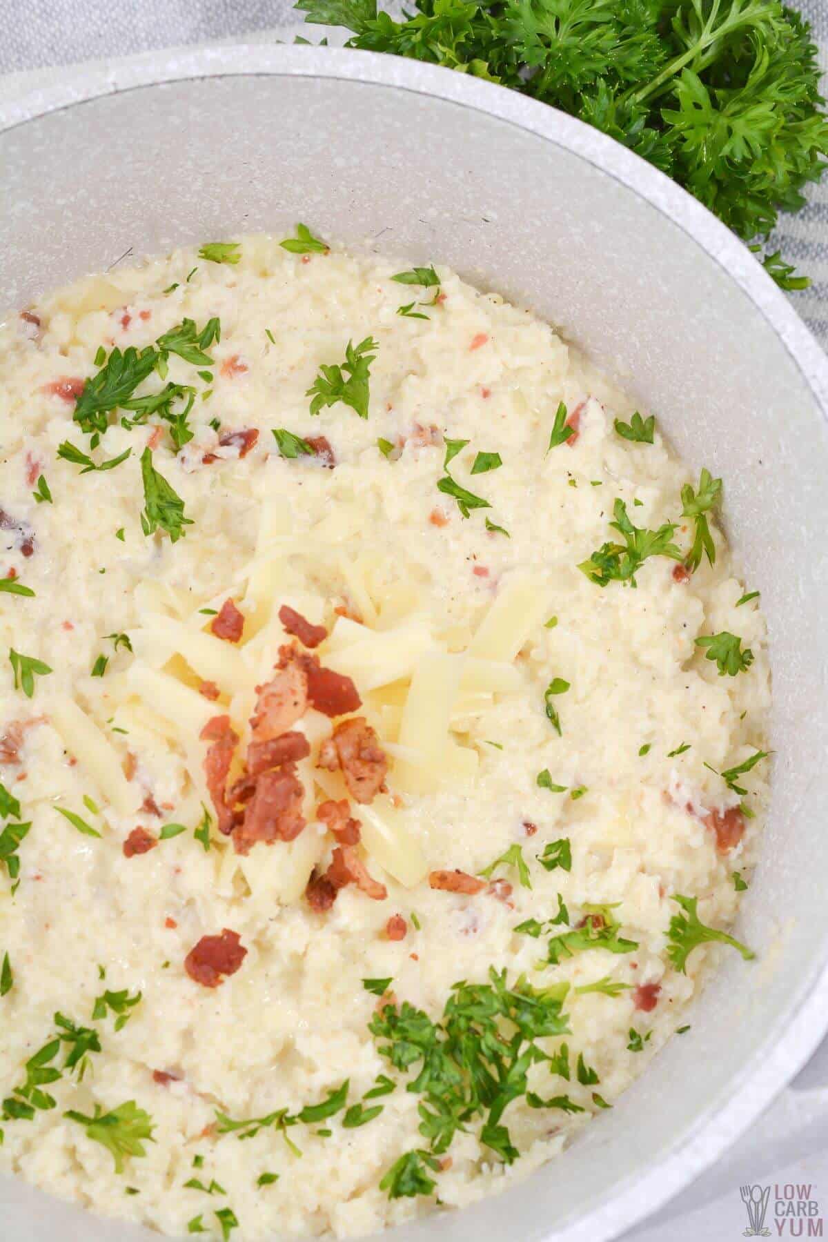 bacon cauliflower grits in skillet.