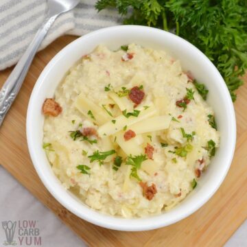 bacon cauliflower grits in serving bowl.