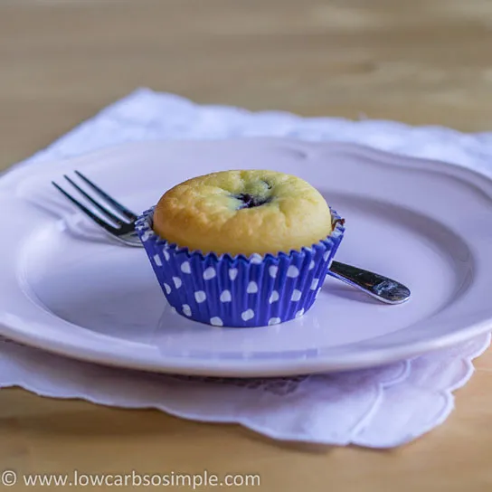 Mit Blaubeermarmelade gefülltes Muffin.