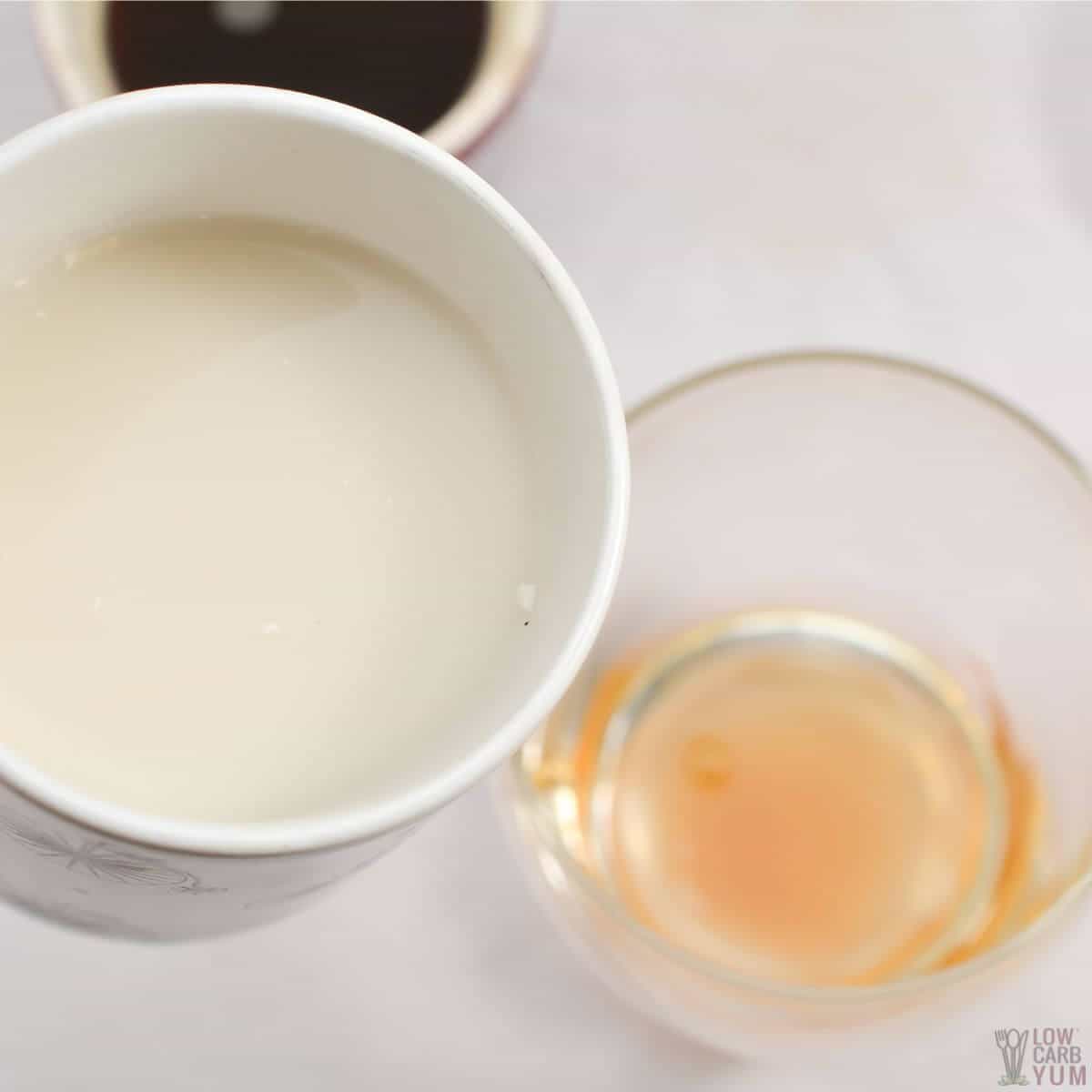 tilsett varm melk til vanilje- og karamellsirup.
