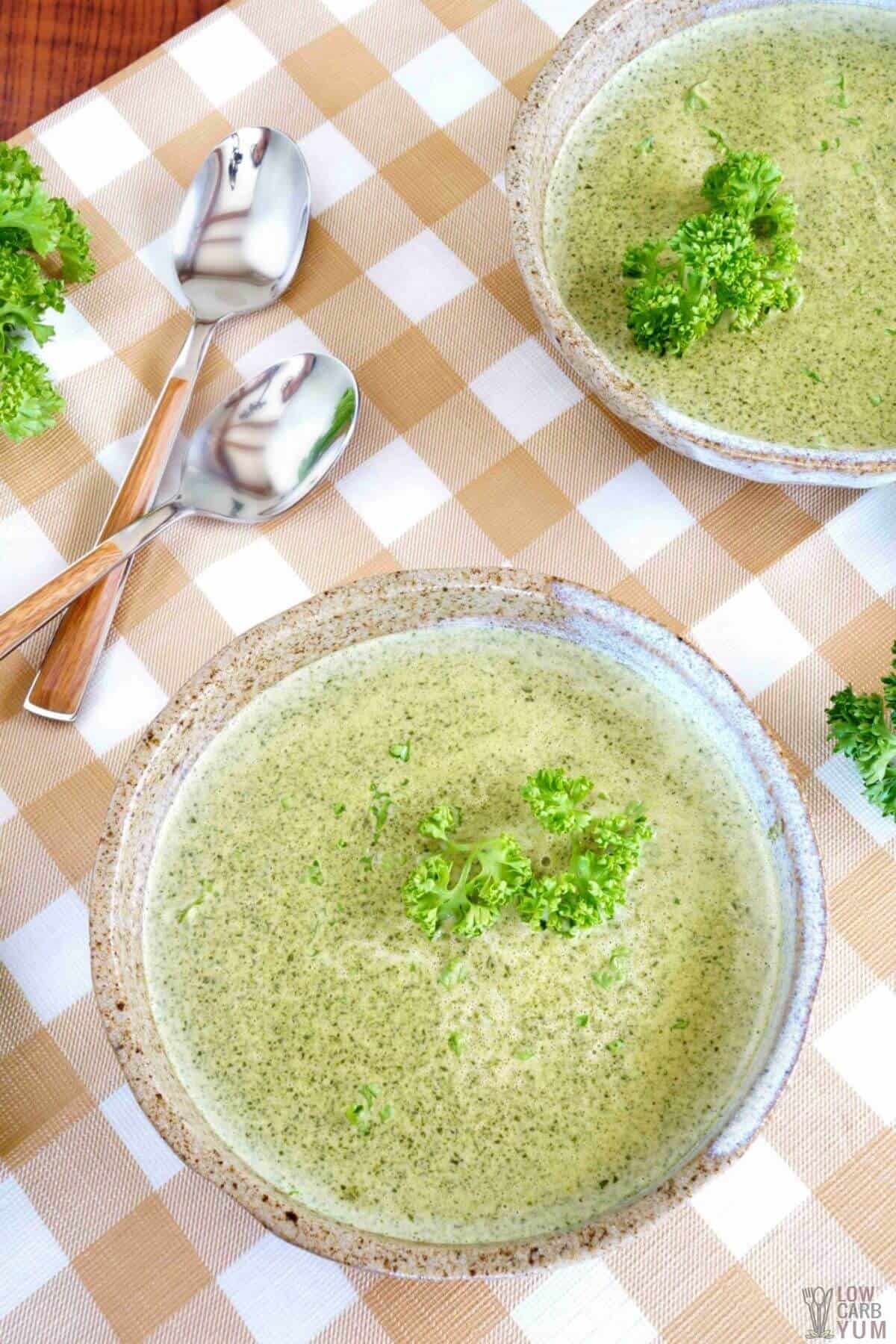 ungarnished indian palak soup in bowls.