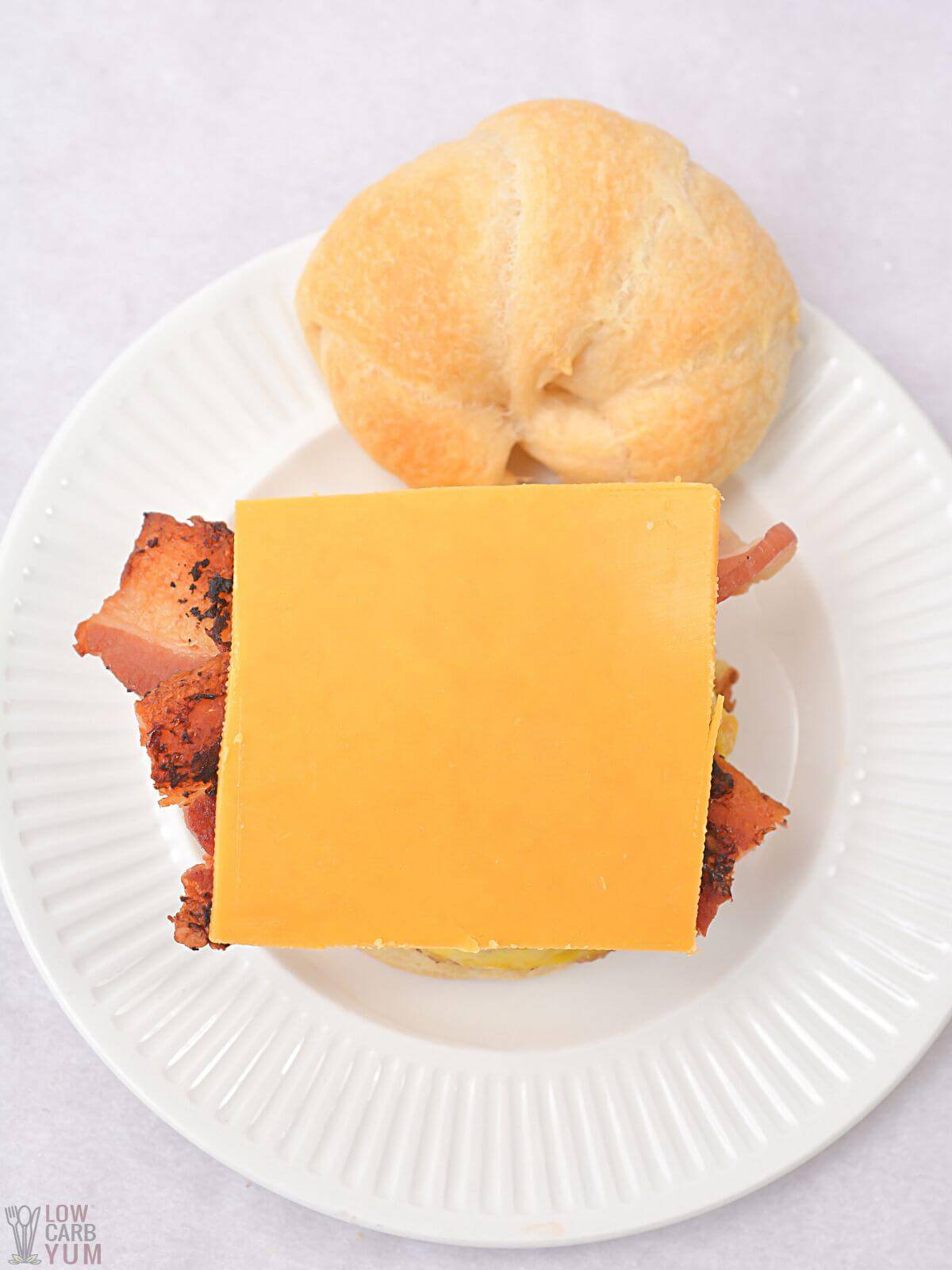 Scheibe Cheddar-Käse auf Ei-Sandwich.