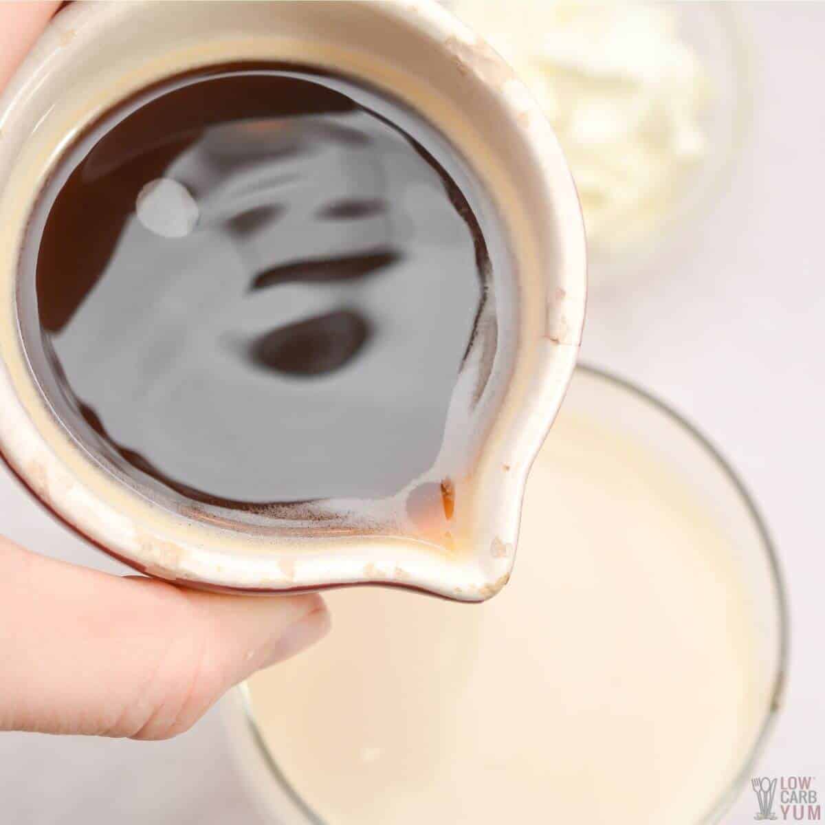 tilsett espresso i varm melk.