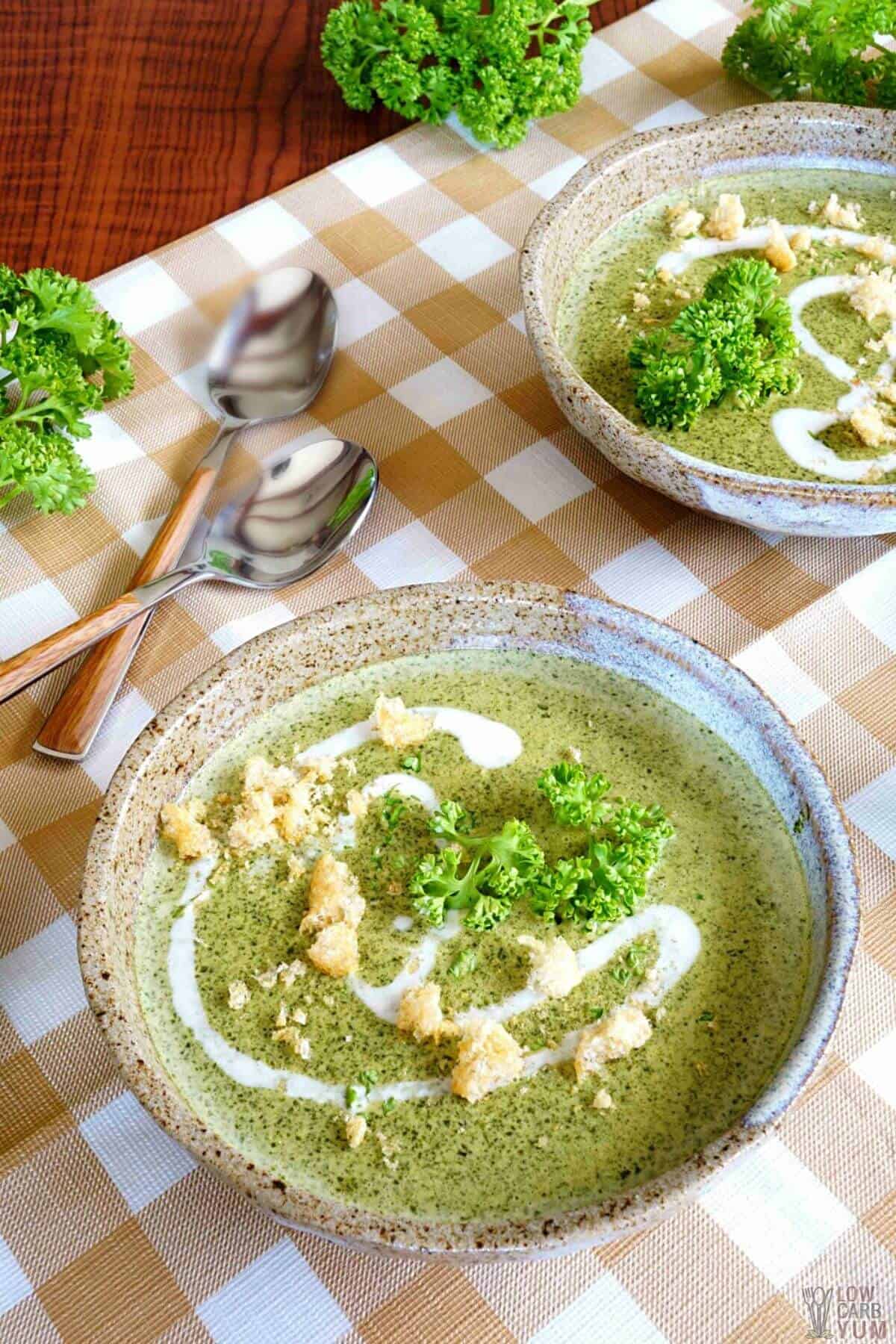 indian spinach soup in bowls with garnish.