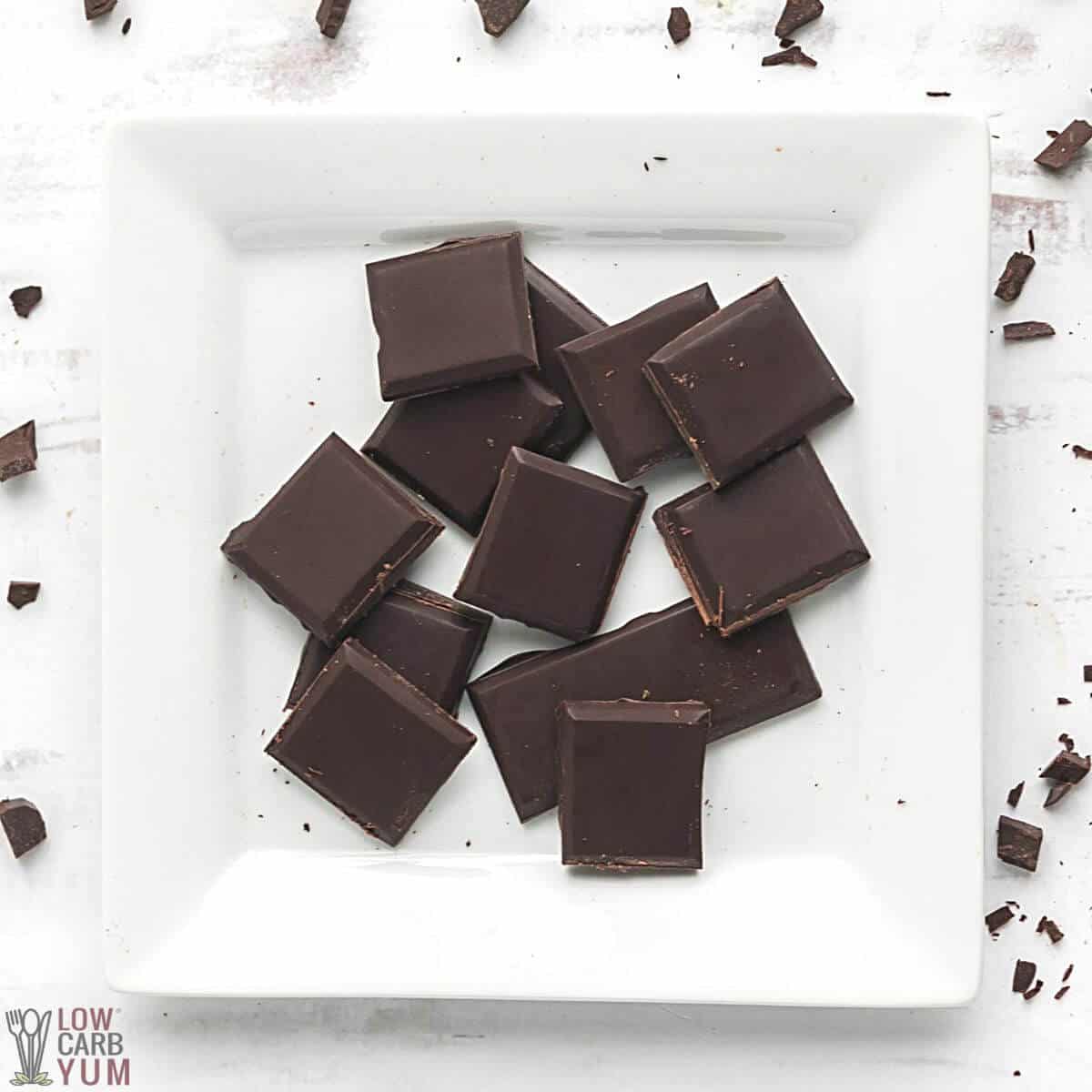 keto dunkle schokolade auf quadratischer weißer platte.