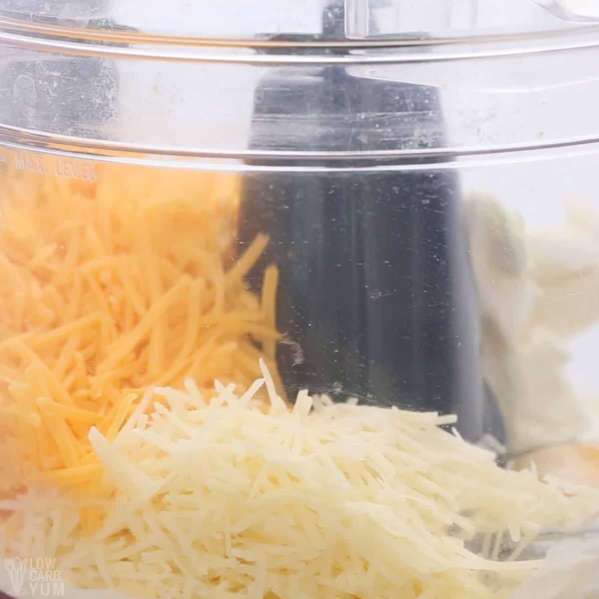 egg ost rømme i en foodprosessor.