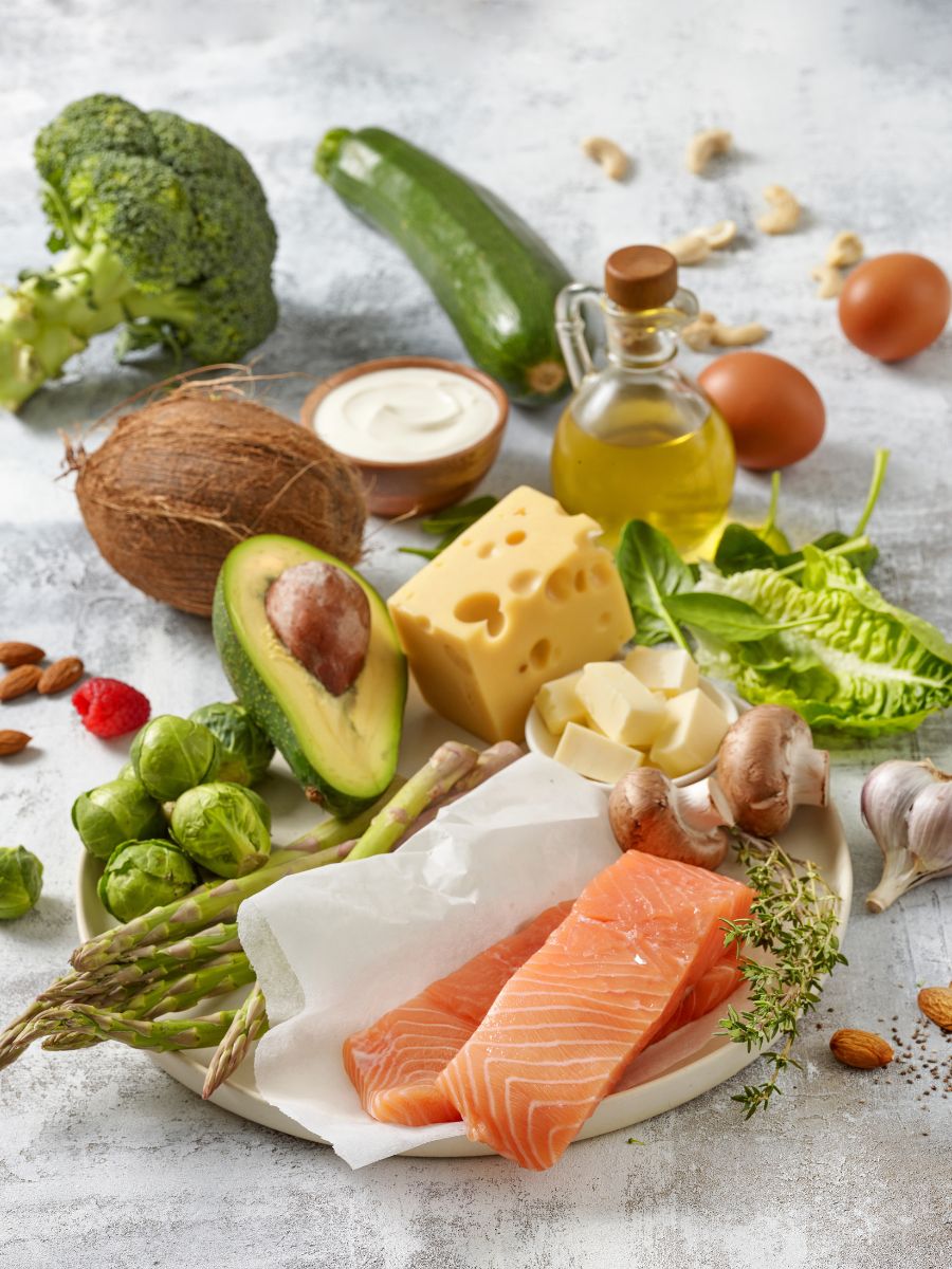 types of keto diet with fresh vegetables, healthy fats and salmon