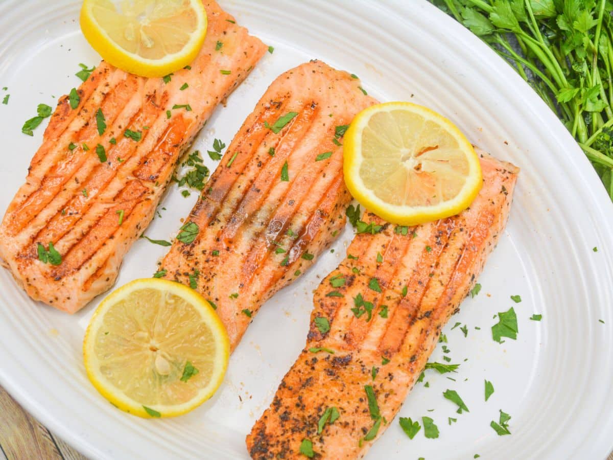 grilled salmon fillets with lemon