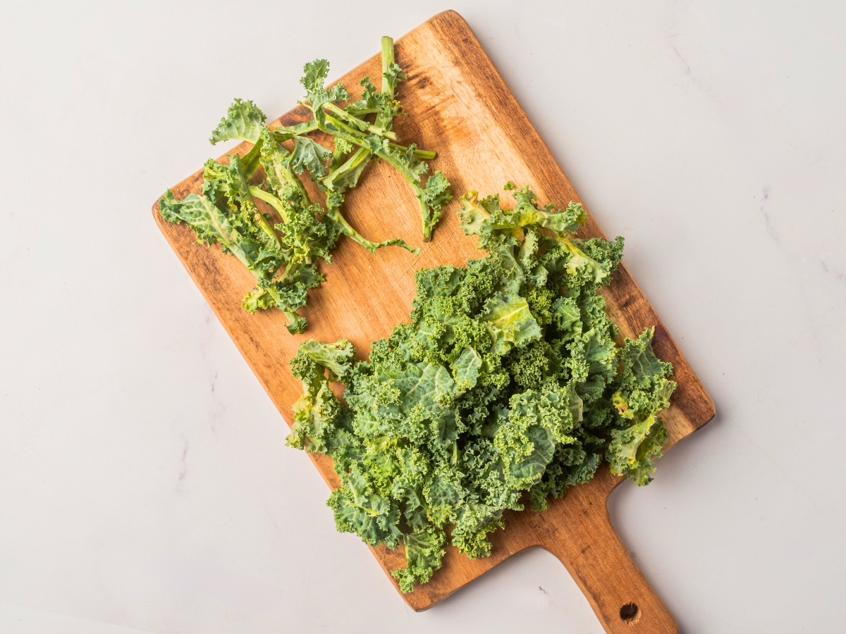 cleaning the raw kale