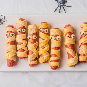 hot dog mummies on halloween platter.