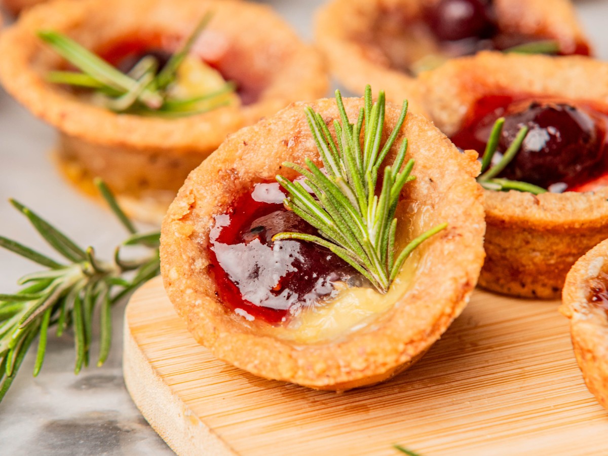 Keto cranberry brie bites featured